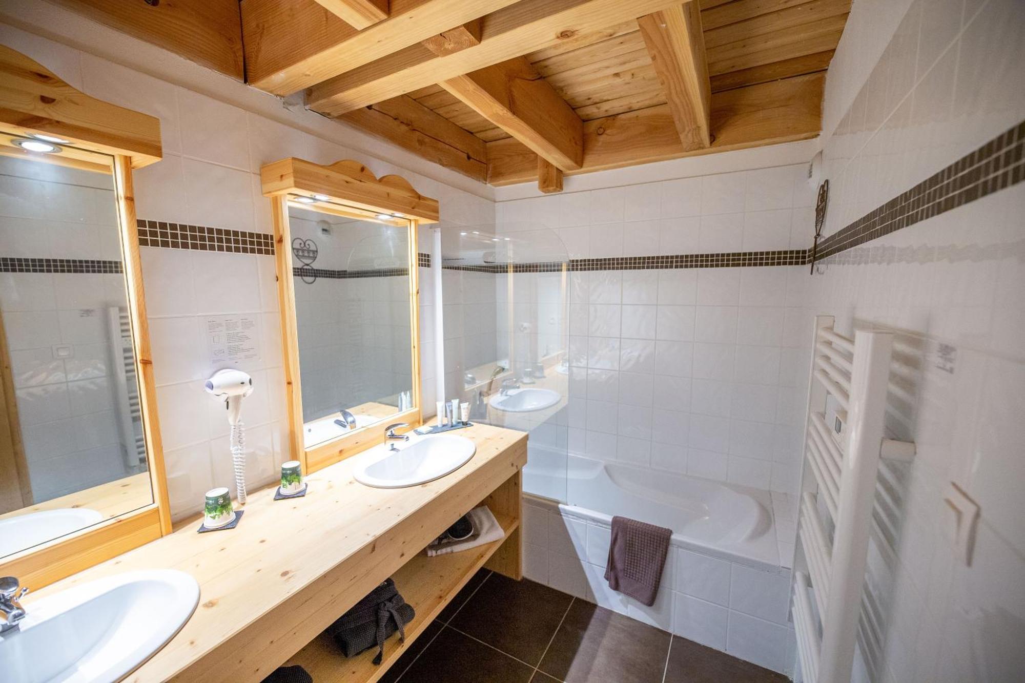 Montana Chalet Hotel & Spa Le Sauze Exterior photo